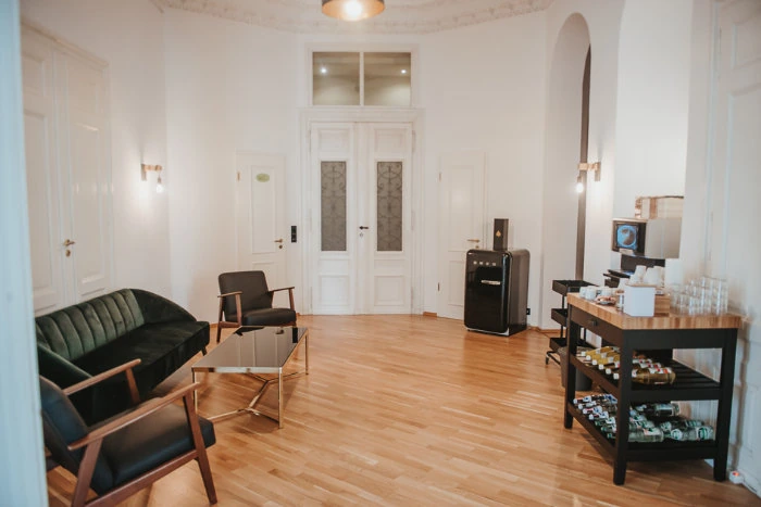 Foyer mit Sofa, Sesseln und hoher Flügeltür